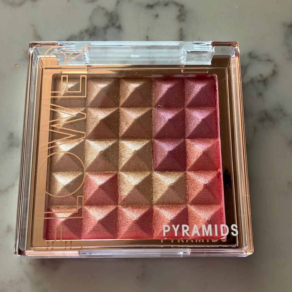 Pyramids flower cheek color rouge NWOT peach glow net wt 0.24 oz